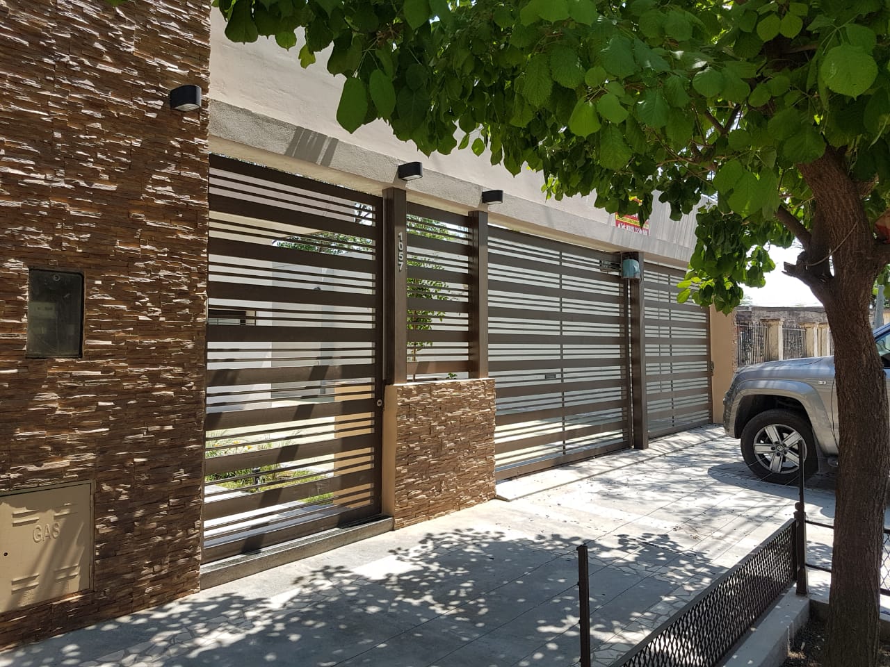 Vta. Hermosa Casa. Moderna. Barrio Primera Junta