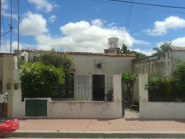 ¡Vta. Ideal Inversionista - Casa + Departamento – Pasaje Azcuénaga al 100 – Zona UNSE!