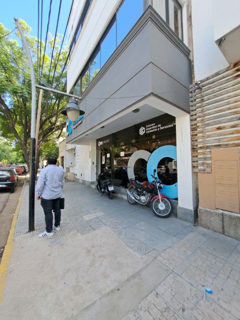 ¡Alq. Salón Comercial + Oficinas en plena Av. Roca al 600!